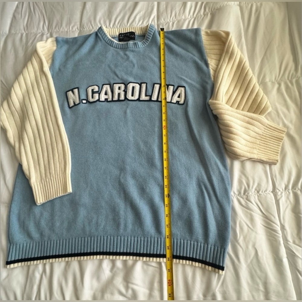 Vintage N. Carolina Blue and White Men's Sweater - Picture 3 of 6